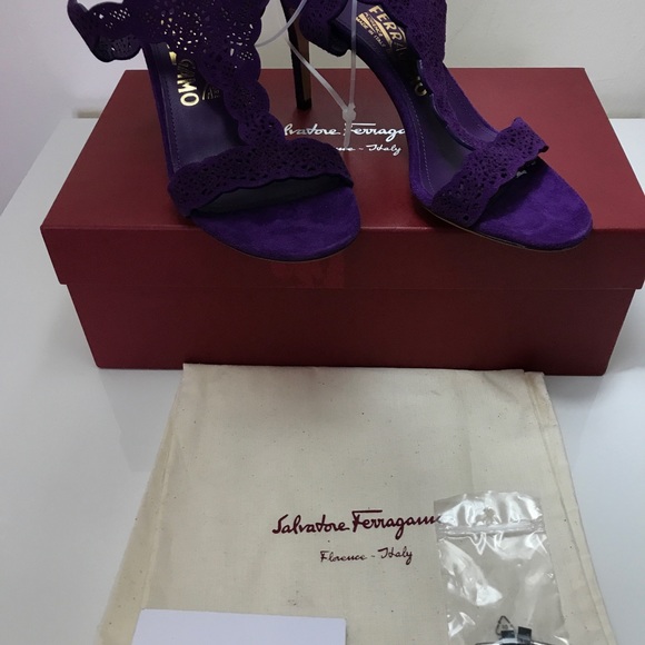Salvatore Ferragamo suede heels - Picture 5 of 8